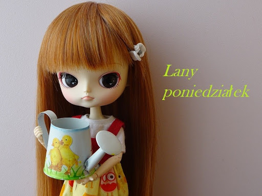 Laleczka trzymająca konewkę